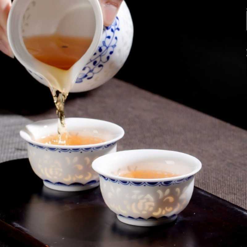 손으로 그린 청백색의 정교한 차컵, 속이 빈 세라믹 쿵 - Coffee Tea Set Up 리뷰 및 가격